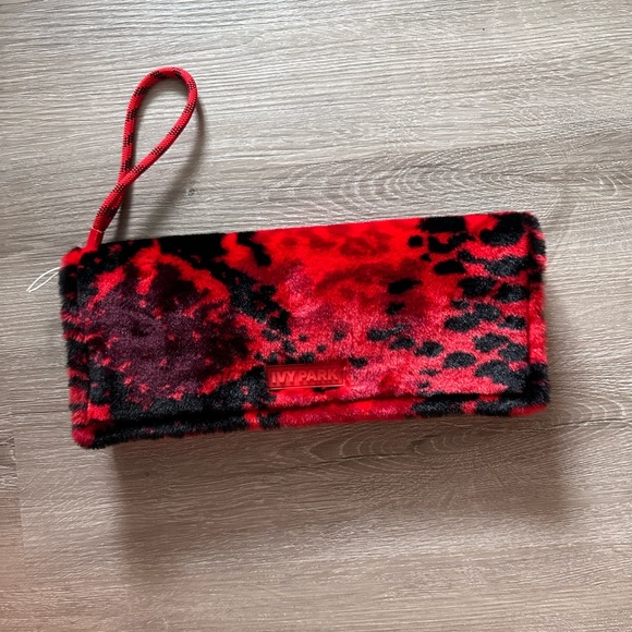Ivy Heart Clutch bag - Picture 2 of 3